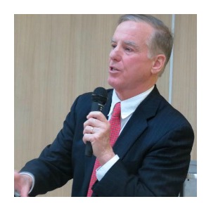 Photo of Howard Dean Addressing Political Party Leaders