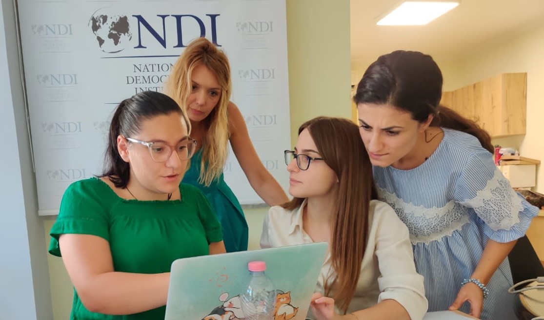 Parliamentary fellows in Albania share tips on identifying credible sources of information at a workshop at NDI’s country office.