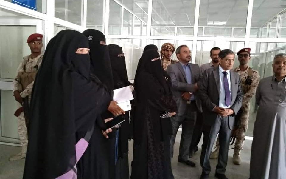 The Hadhramaut women’s peacebuilding group meeting with the Director General of the Al-Riyyan airport in January 2019.