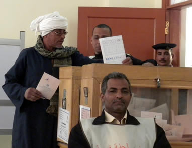 Egyptian man casts ballot