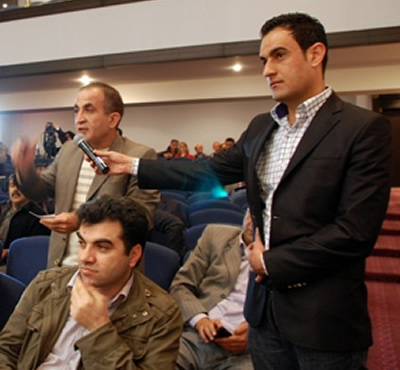 An audience member at a forum in Erbil asks a question of the candidates