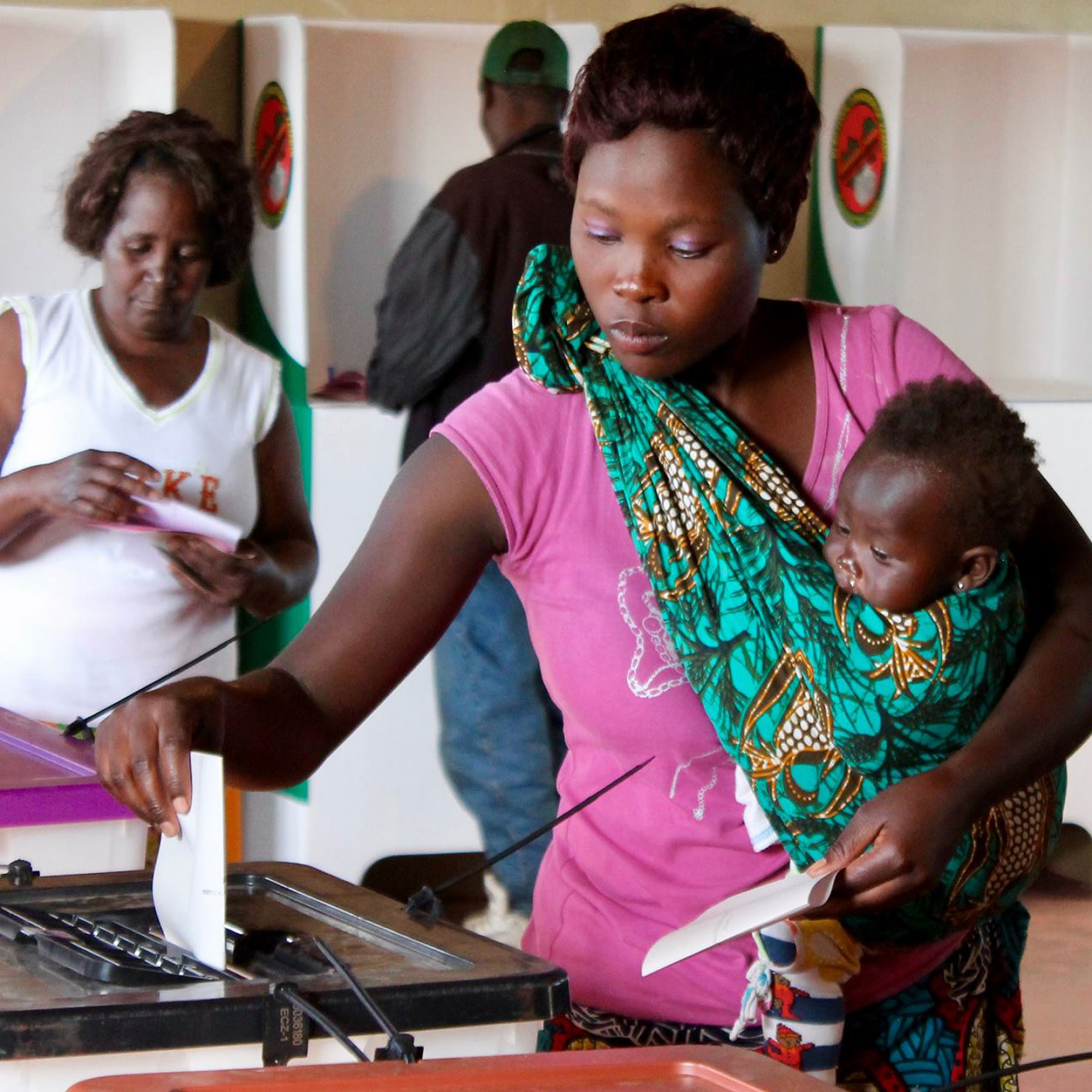 A Zambian mother casts her ballot at the Bauleni polling station on August 11, 2016 for the general elections.