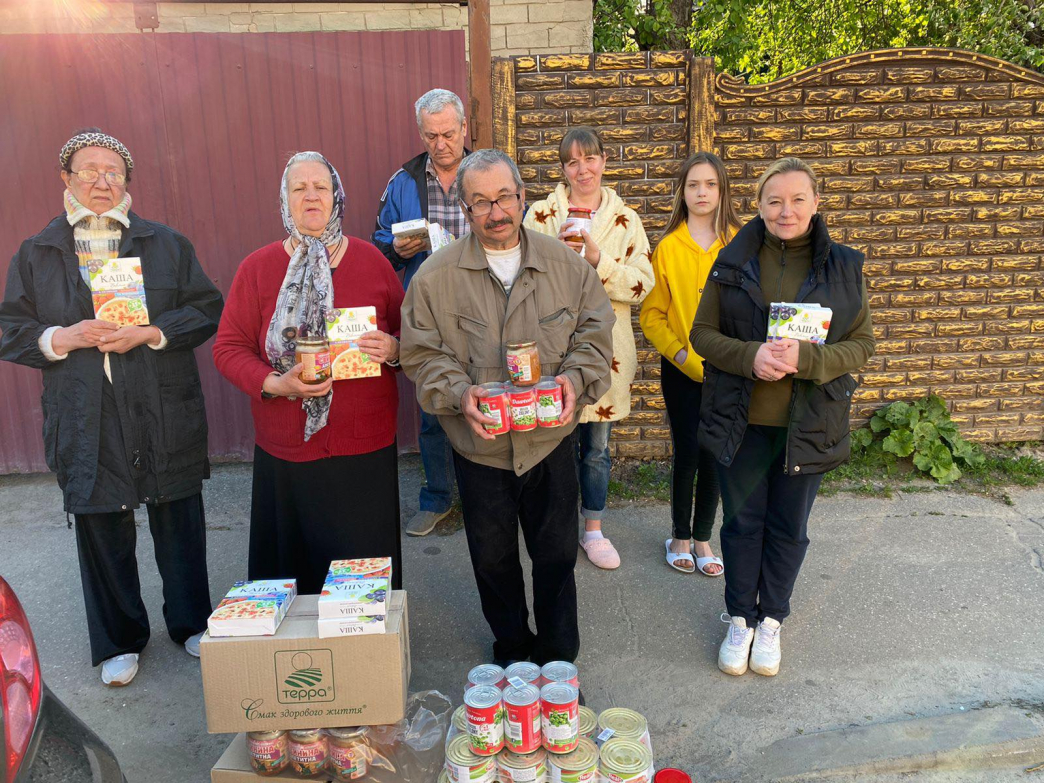 Smart Media distributes humanitarian aid to residents of Kharkiv.