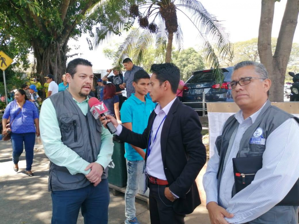 OE2019 leaders Juan Manuel Munoz Rapp and Douglas Hernández, representatives of the Association of Private Universities of El Salvador and the University of El Salvador, respectively, visit polling stations on election day