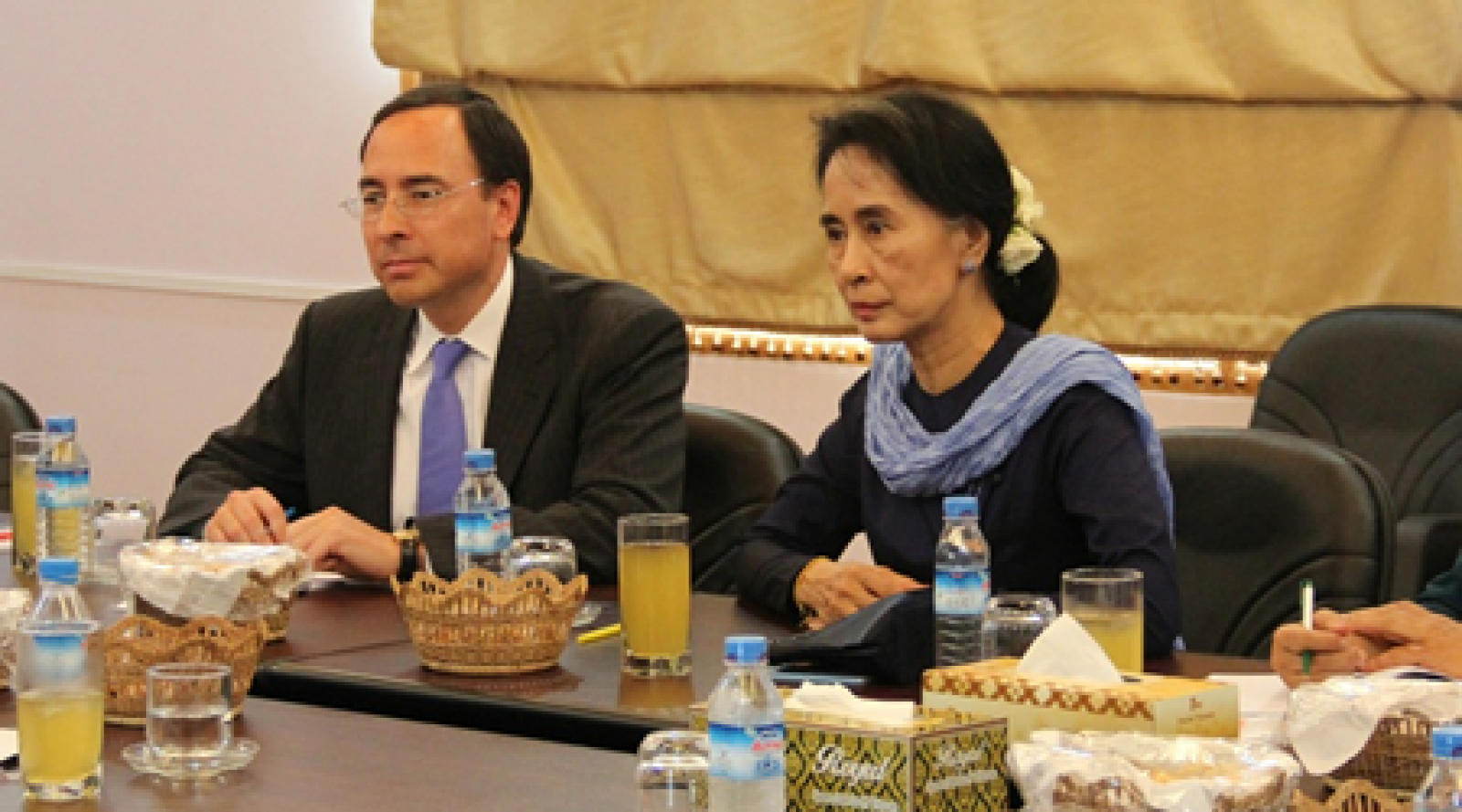Aung San Suu Kyi Visits NDI’s New Parliamentary Research Center in Burma