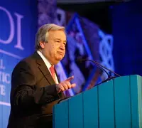 Antonio Guterres receives NDI's 2015 W. Averell Harriman Democracy Award.