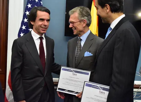 José María Aznar, Presiden of FAES and former Prime Minister of Spain presents the 2016 Freedom Award to Senator Thomas A. Daschle, on behalf of NDI and Governor Luis Fortuño, on behalf of IRI.