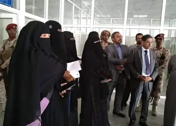The Hadhramaut women’s peacebuilding group meeting with the Director General of the Al-Riyyan airport in January 2019.