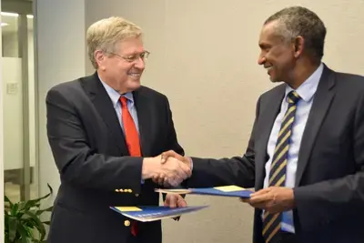 NDI President Kenneth Wollack and IGAD Executive Secretary Amb. Mahboub Maalim shake hands following the signing of an MoU.