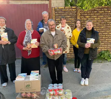 Smart Media distributes humanitarian aid to residents of Kharkiv.