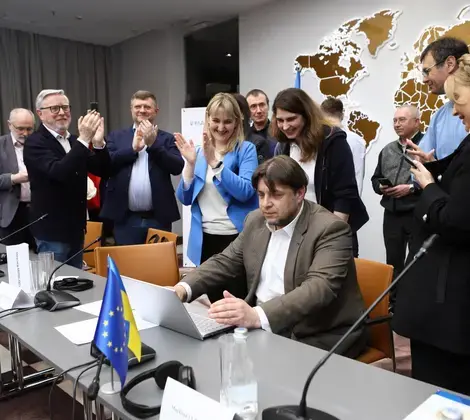 Participants of the 10th Round of Jean Monnet Dialogue welcoming the reached consensus around the conclusions document