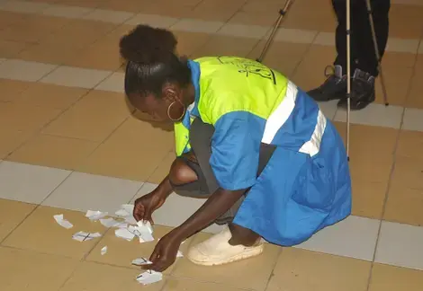 Volunteers in each city were asked to tear up a piece of paper on which the word “PAIX” (peace) was written, then reconstruct it. The message was immediate and clear: peace is far easier to destroy than to rebuild