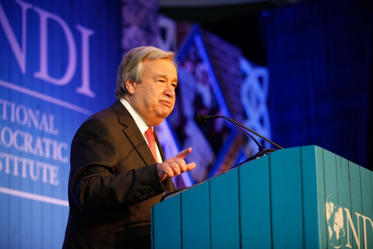 Antonio Guterres receives NDI's 2015 W. Averell Harriman Democracy Award.